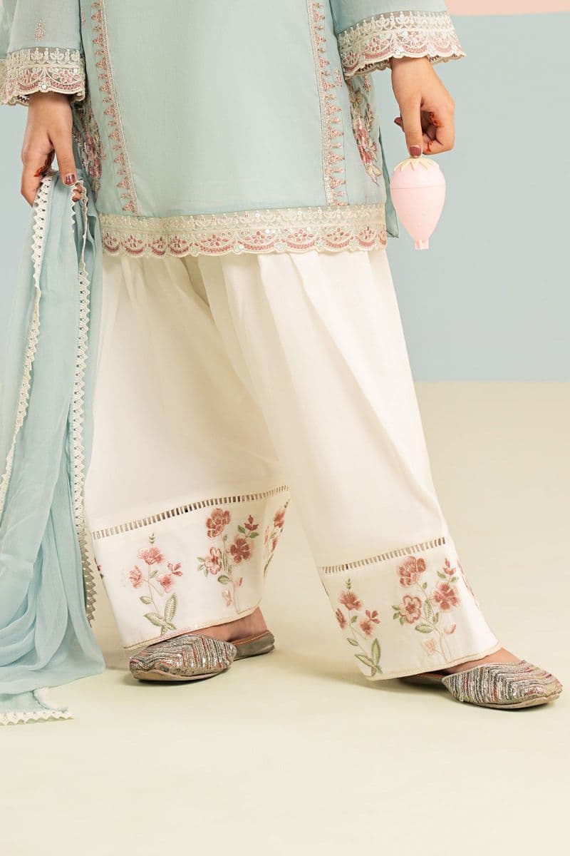3 Piece Embroidered Lawn Suit thumbnail